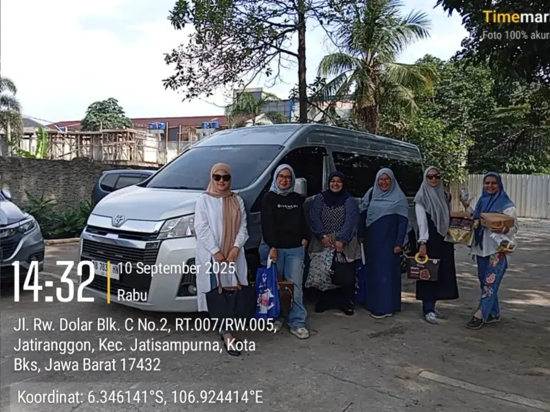 Toyota Hiace Premio Luxury Rental Mobil Pasar Rebo Jakarta Timur