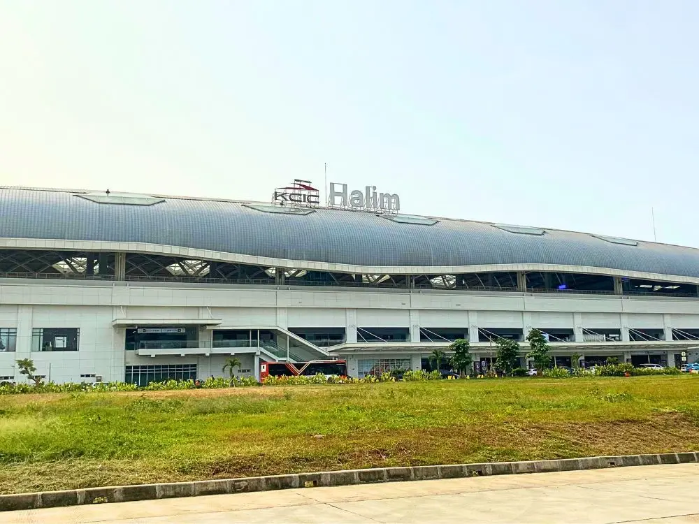 Pilihan mobil premium untuk rental di Stasiun Whoosh Halim